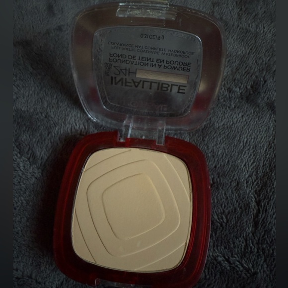 L'Oreal Foundation in Powder - Beige Sand - Picture 3 of 3